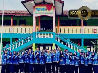 Keluarga Besar SMPN 1 Geyer Mengucapkan: "Mewujudkan Pendidikan Berkarakter Menuju Grobogan Yang Sejahtera dan Berdaya Saing