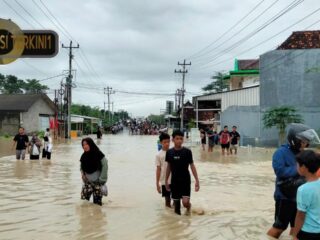 Aktivitas Warga Terhambat Akibat Luapan Kali Pegajing di KM 15 Purwodadi